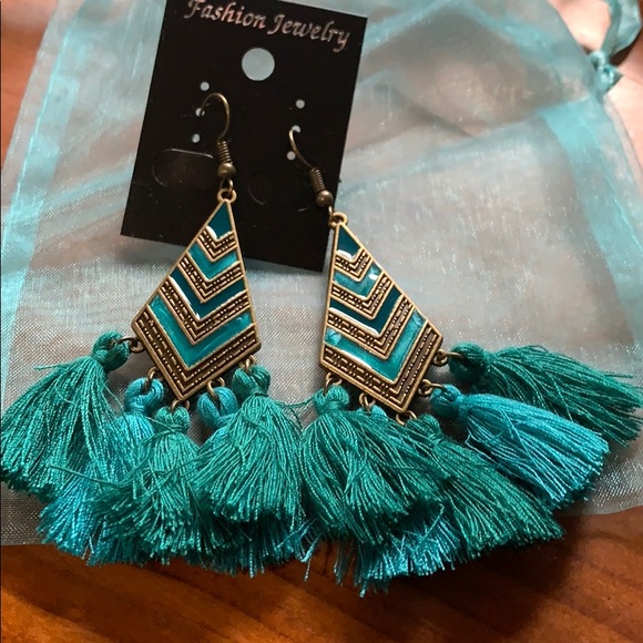 Tassel earrings (pierced) - Picture 9 of 10